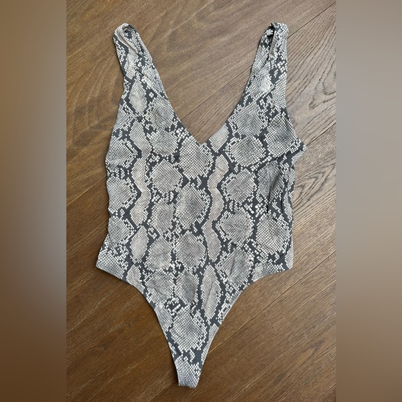 SOLD Aritzia Babaton Contour V Neck Bodysuit RARE Snake Print - Picture 2 of 5